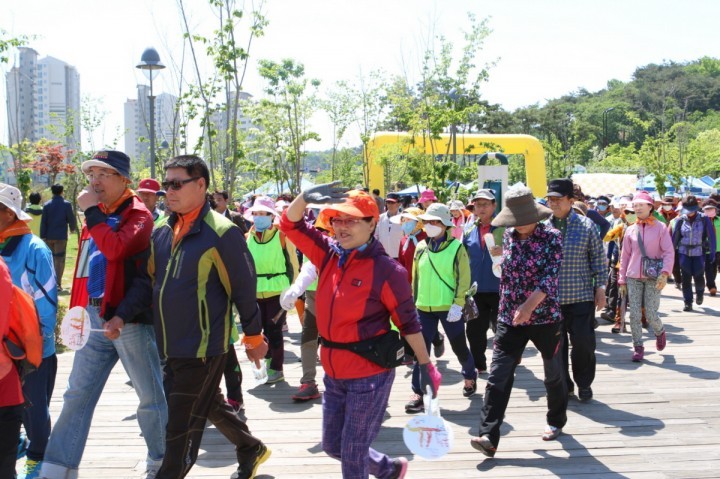 충남도, “치매 넘어 한 발 한 발…희망 전해요”