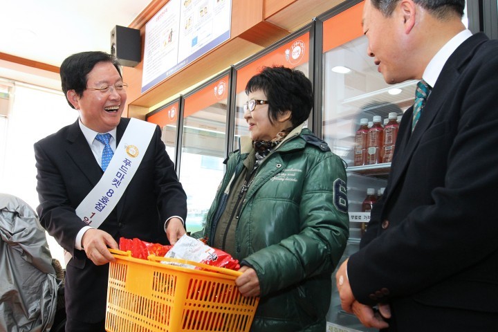 장종태 서구청장, 행복나눔푸드마켓 일일 명예 점장 체험