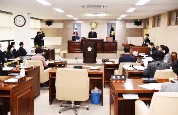 제254회 임시회 폐회 선언한 군위군의회