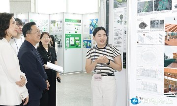 공공디자인 공모전 둘러보는 이장우 대전시장