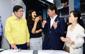 안희정 지사, 유류피해극복기념관 점검