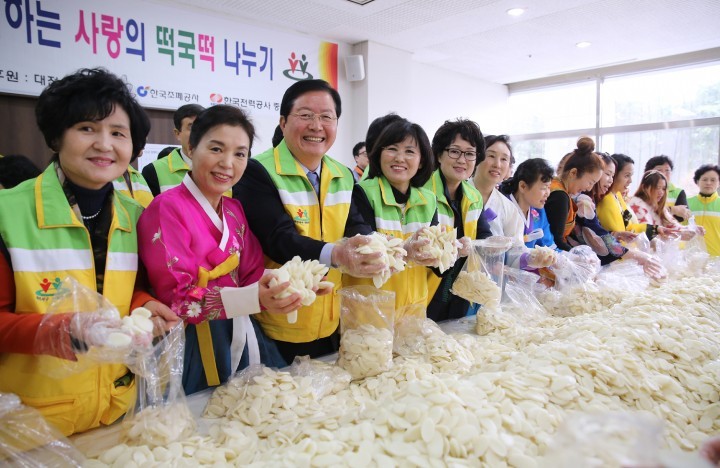 대전 서구, 설 맞아 어려운 이웃 235세대에 떡국 떡·쇠고기 나눔