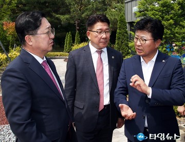 이장우 대전시장과 대화 나누는 최충규 대덕구청장