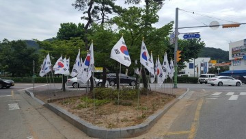 태극기 사랑운동을 펼치며