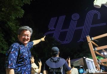 유성재즈&맥주페스타, 드론쇼 즐기는 정용래 유성구청장