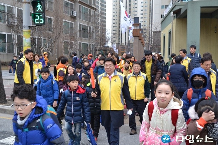 권선택 대전시장, 아이들과 함께 횡단보도 건너기!