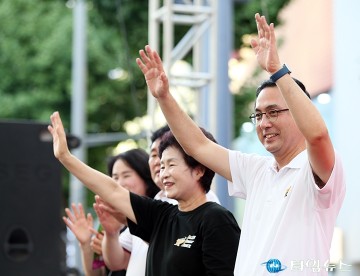 박희조 동구청장·오관영 동구의회 의장, ‘대전 0시 축제’ 퍼레이드 함께 즐겨