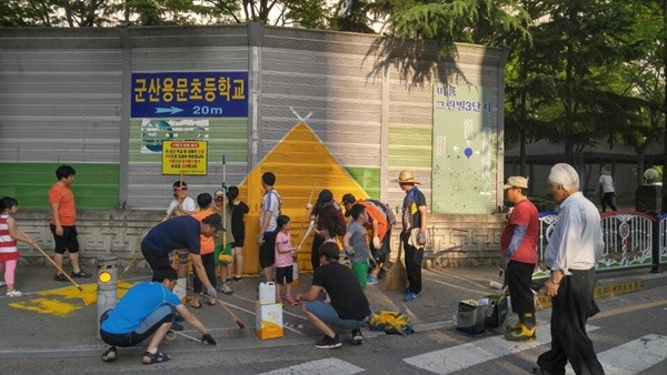 군산 용문초 앞 옐로카펫 설치… 안전 등·하교  