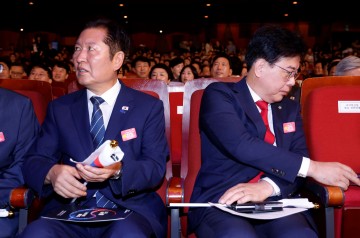오늘 DJ 서거 16주기 여야, 함께 추모 조국은 별도 참배