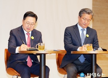 ‘이장우 대전시장과의 대화’에서 메모하는 이장우 대전시장과 정용래 유성구청장