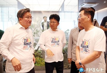 ‘대전 0시 축제’에서 대화 나누는 정용래·최충규·김제선