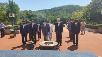 2•28 민주화 운동 기념탑에서 묵념하는 황교안