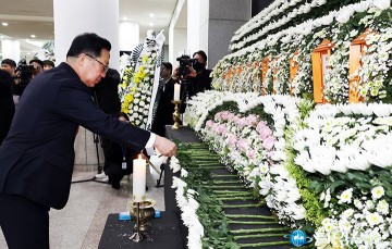 문평동 화재 분향소 찾아 참배하는 이장우 대전시장