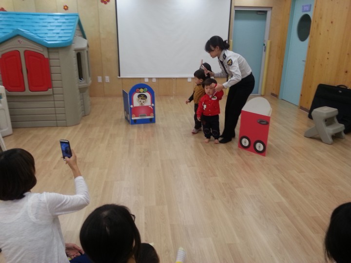 무단횡단을 하지 않고 왼쪽, 오른쪽을 살피며 건너요!