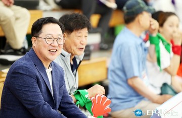 ‘제1회 대전체육인 대화합한마당 체육대회’에서 경기 관람하는 이장우 대전시장