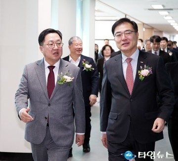 한국거래소 ‘대전혁신성장센터’ 개소식에서 대화 나누는 이장우 대전시장과 손병두 한국거래소 이사장