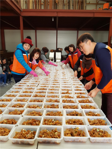 사랑의 사다리 밴드, 소외계층 214명에게 밑반찬 봉사