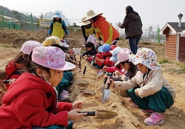 대전 유성구, 직접 심고 가꾸고 수확하는 어린이 텃밭학교 개강