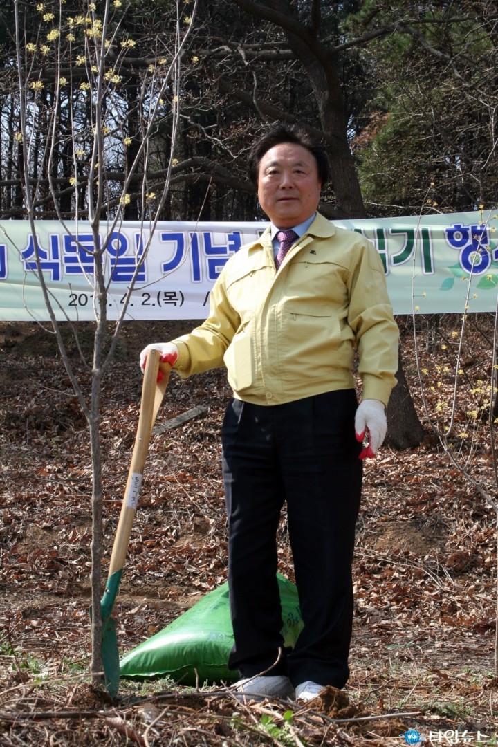 유택호 동구의회 의장, “오늘은 나무심기 참 좋은날!”