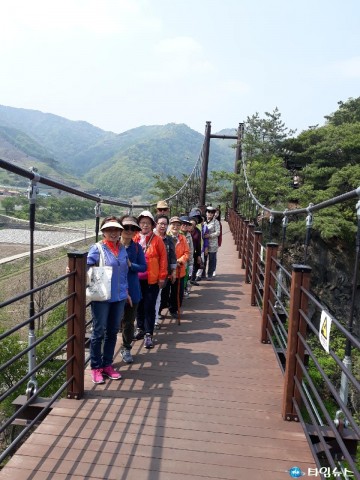 충주 희망봉사회, 수주팔봉서 봄 경치 즐기고 수안보 족욕길서 피로 풀어