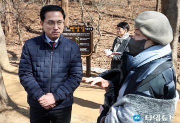 맨발산책로 둘러보는 박희조 동구청장