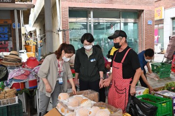 지역경제 활성화‘앞장’, 추석 맞이 전통시장 장보기 하는 청송군