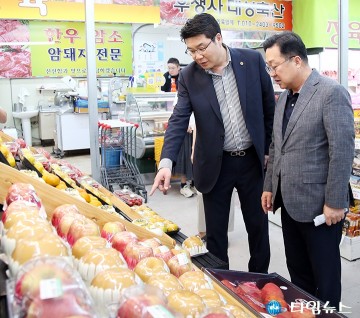 과일 고르는 이장우 대전시장과 정명국 대전시의회 의원
