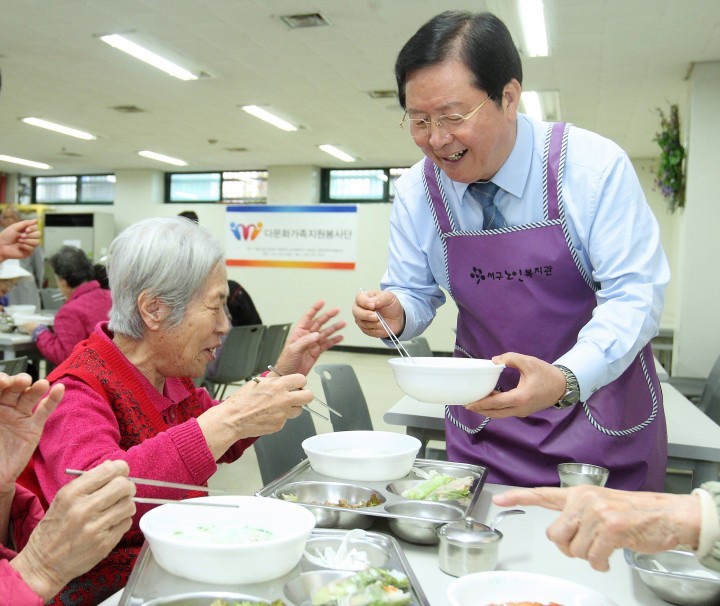 장종태 서구청장, 베트남 전통음식 배식봉사!
