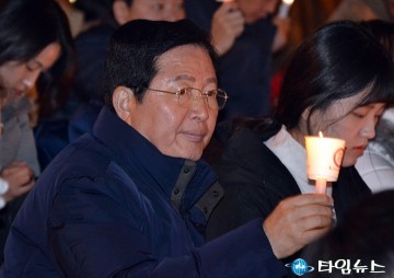 촛불 든 장종태 서구청장