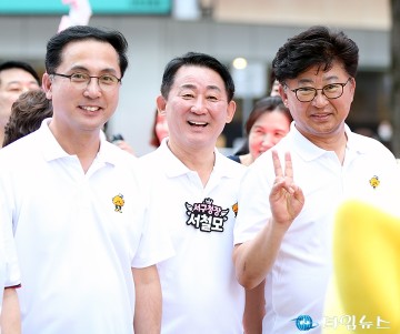 “박희조·서철모·최충규, 한마음 한포즈”…대전 0시 축제 퍼레이드의 주인공들