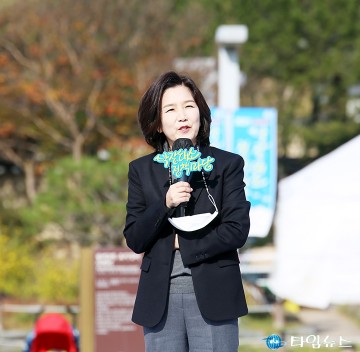 박장대소 정책마당에서 강연하는 개그우먼 이성미