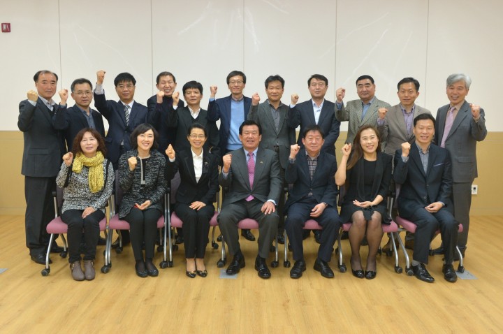 오시덕 공주시장, 시정발전연구단과 대화 나서