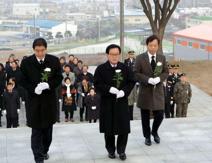 2016년 신년참배로 새해맞이 행사 가져.