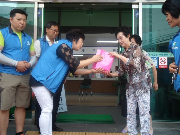 성호동복지패밀리 '사랑의 미숫가루' 전달