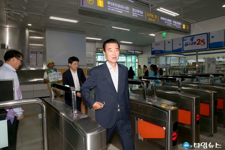 9. 22.‘승용차 없는 날’출근 경전철 탑승