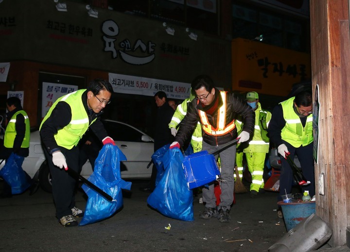 허태정 유성구청장, 청소와 함께 새해 첫 업무 시작