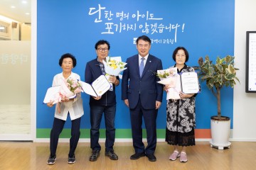 이정선 광주교육감, 검정고시 최고령 합격자 3명 합격증 전달