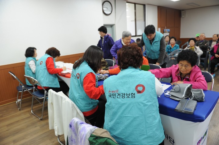 건보공단 대전본부, 당진시 남부노인복지관에 ‘사랑실은 건강천사’ 의료봉사 실시