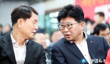이택구 선거사무소 개소식에서 대화 나누는 이상래·최충규