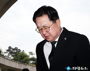 현충일 맞아 보훈공원 참배하는 이장우 대전시장