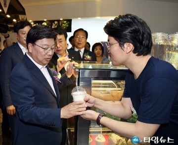 청년구단 둘러보는 권선택 대전시장