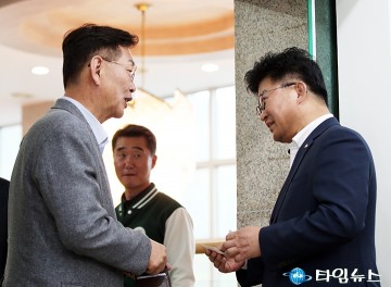 명함 교환하는 김제선 중구청장과 최충규 대덕구청장