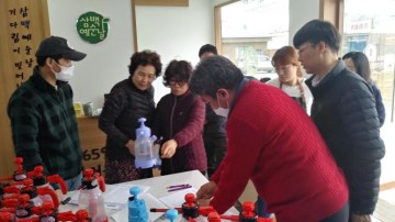 민·관 합동으로 점포내 자체방역 실시하는 강진군