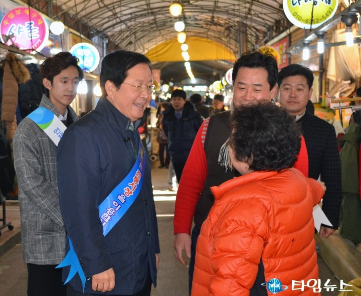 장종태 서구청장, 설맞이 물가안정 캠페인 및 전통시장 장보기 행사