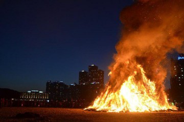 [포토] 정월대보름 달집 태우기