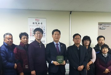 대전 유성구의회 이희환 의원, 송강동 청솔아파트 주민으로부터 감사패 받아!
