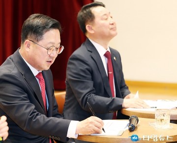 ‘이장우 대전시장과의 대화’에서 메모하는 이장우 대전시장