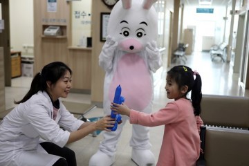 순천향대의대 봉사 동아리  깜짝 이벤트펼쳐  소아환자 잠시 아픔을 잊은채 함박웃음
