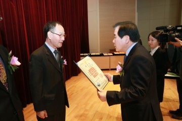 충남교육청, 하반기 퇴임 공무원 훈·포장 전수