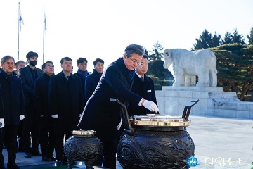 병오년(丙午年) 새해 첫날 국립대전현충원을 참배하는 정용래 유성구청장